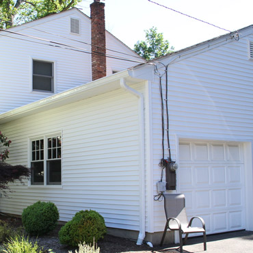 CertainTeed Monogram in white vinyl siding D4” in clapboard, and new seamless gutters in white installed by top siding contractors Riga Home Pro in Westport, CT